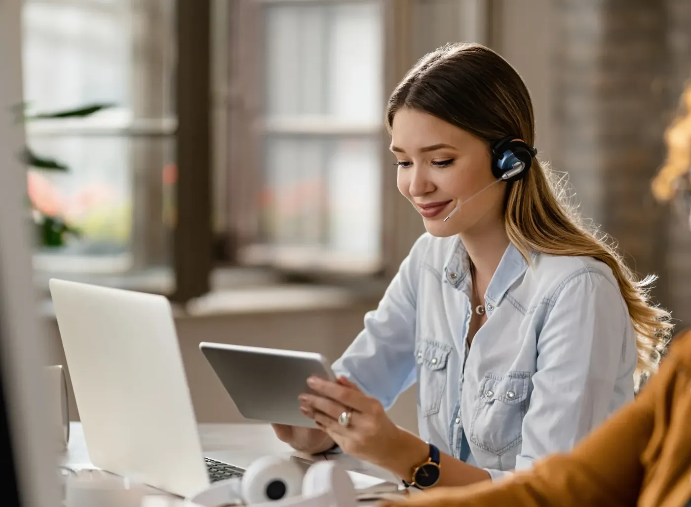 Mujer brindando soporte digital para servicios logísticos locales - Logikoss