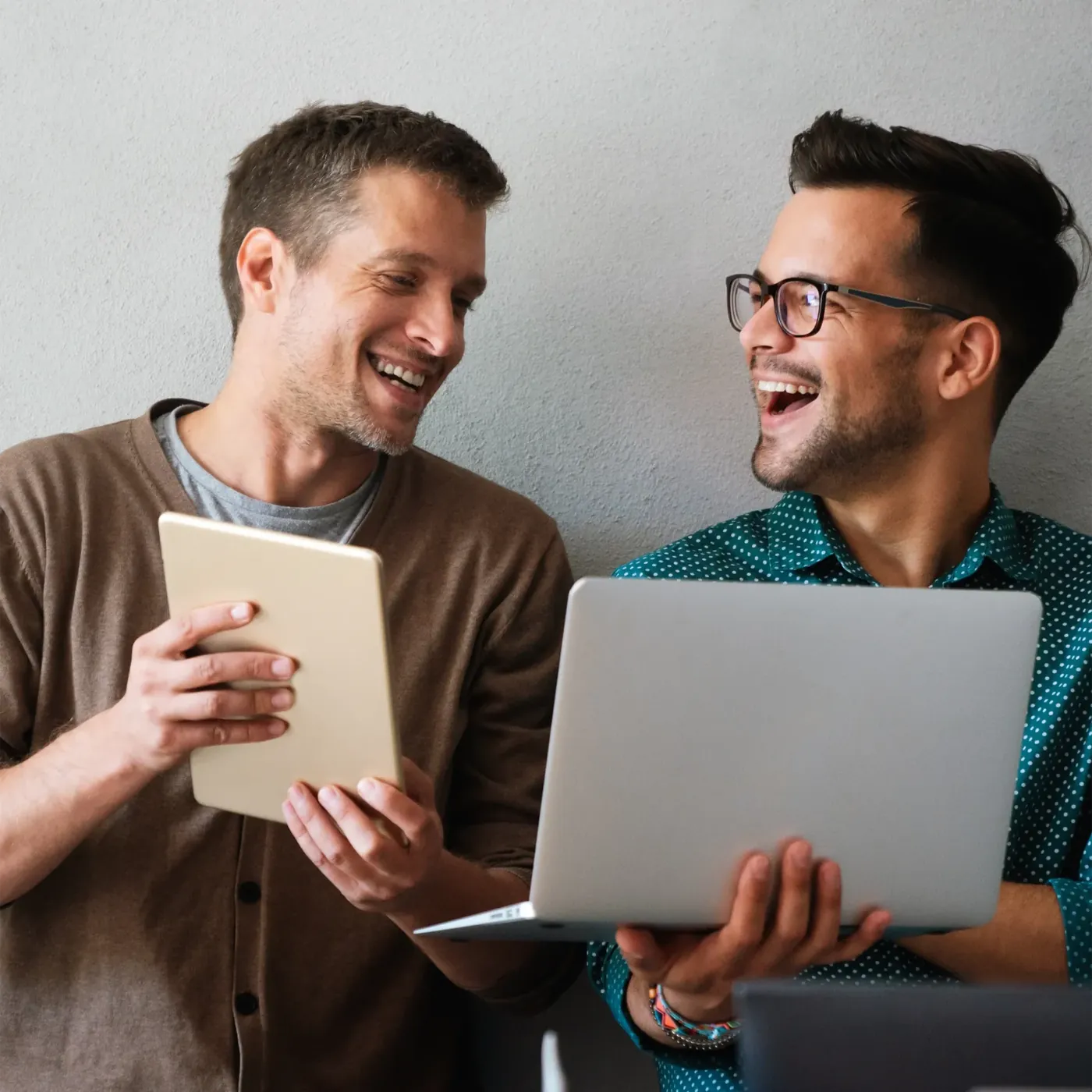 Dos personas utilizando la plataforma Logikoss para comparar tarifas de envío