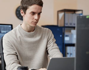 Hombre usando la plataforma digital de Logikoss para gestionar embarques