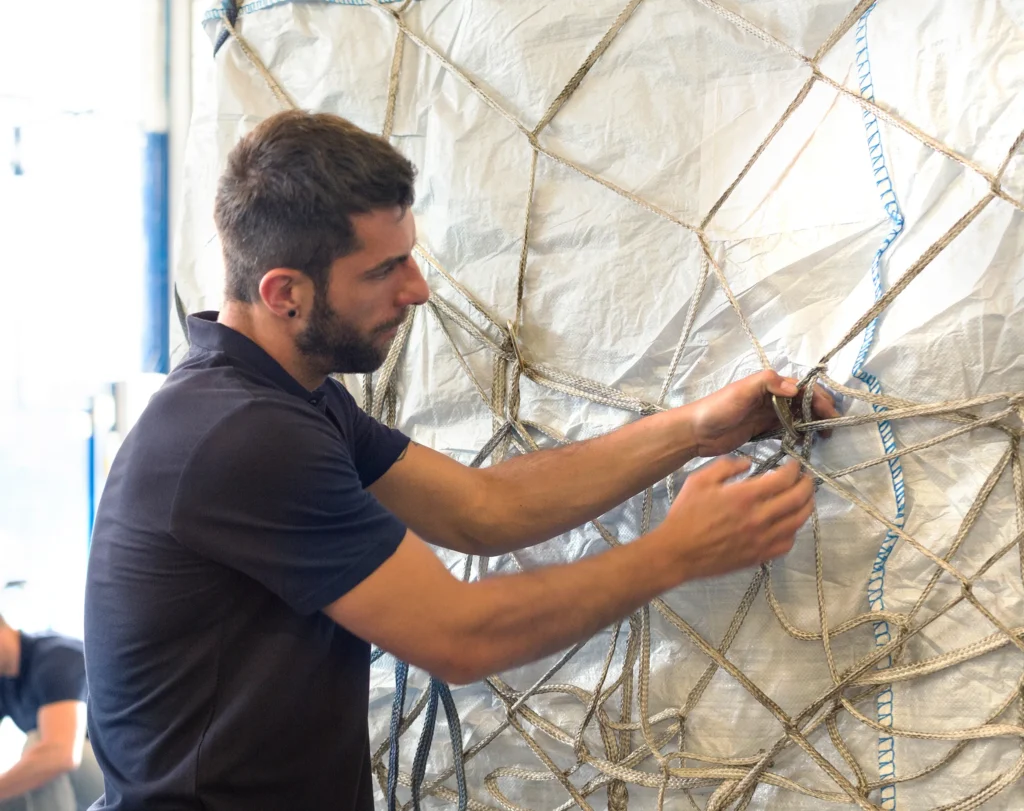 Personal logístico asegurando la carga en centro de recolección Logikoss