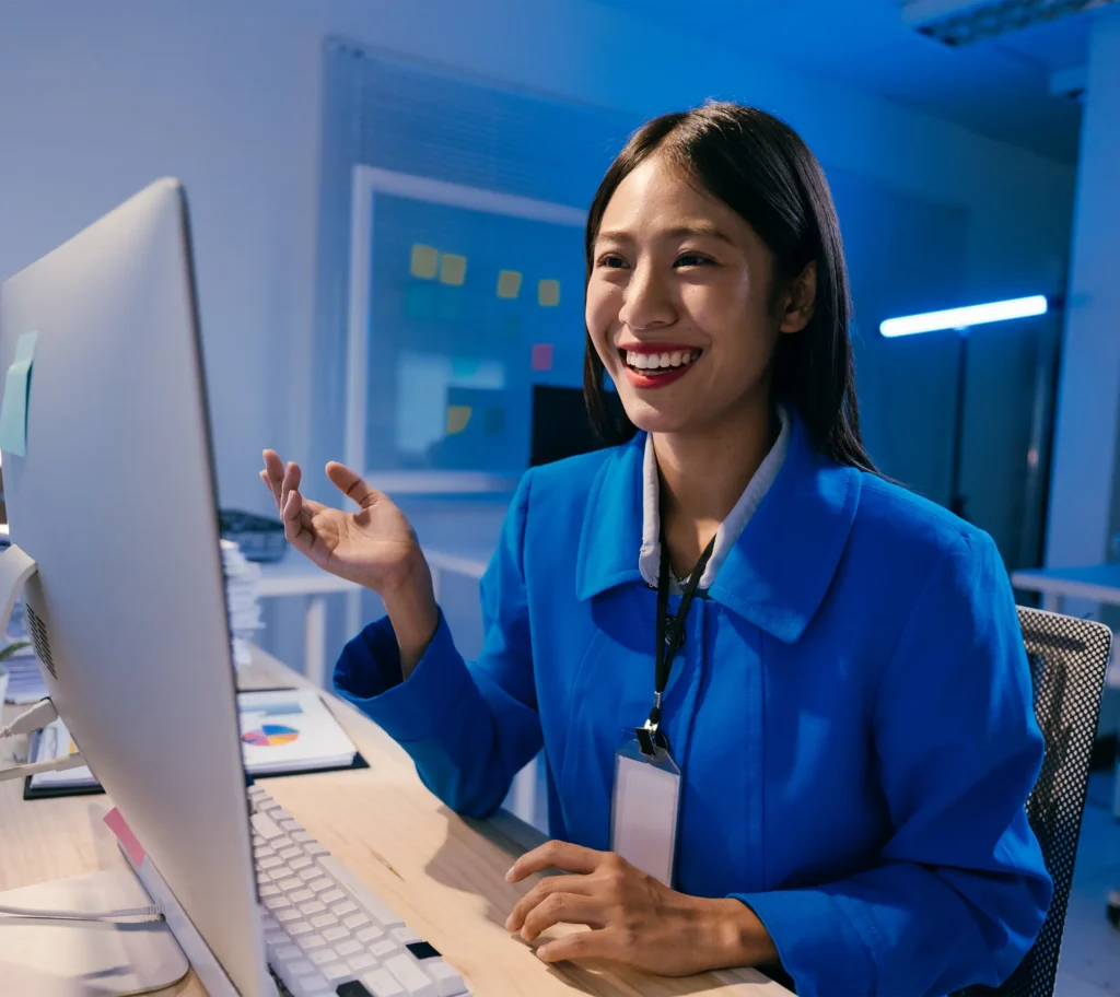 Mujer gestionando pagos logísticos desde la plataforma digital de Logikoss